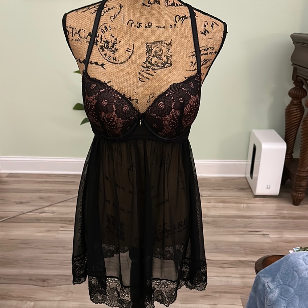 Daisy Fuentes Black Lace Chemise. In excellent condition